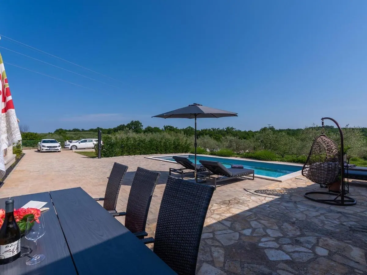 Adorable Villa With Private Pool And Terrace Bužinija Croácia